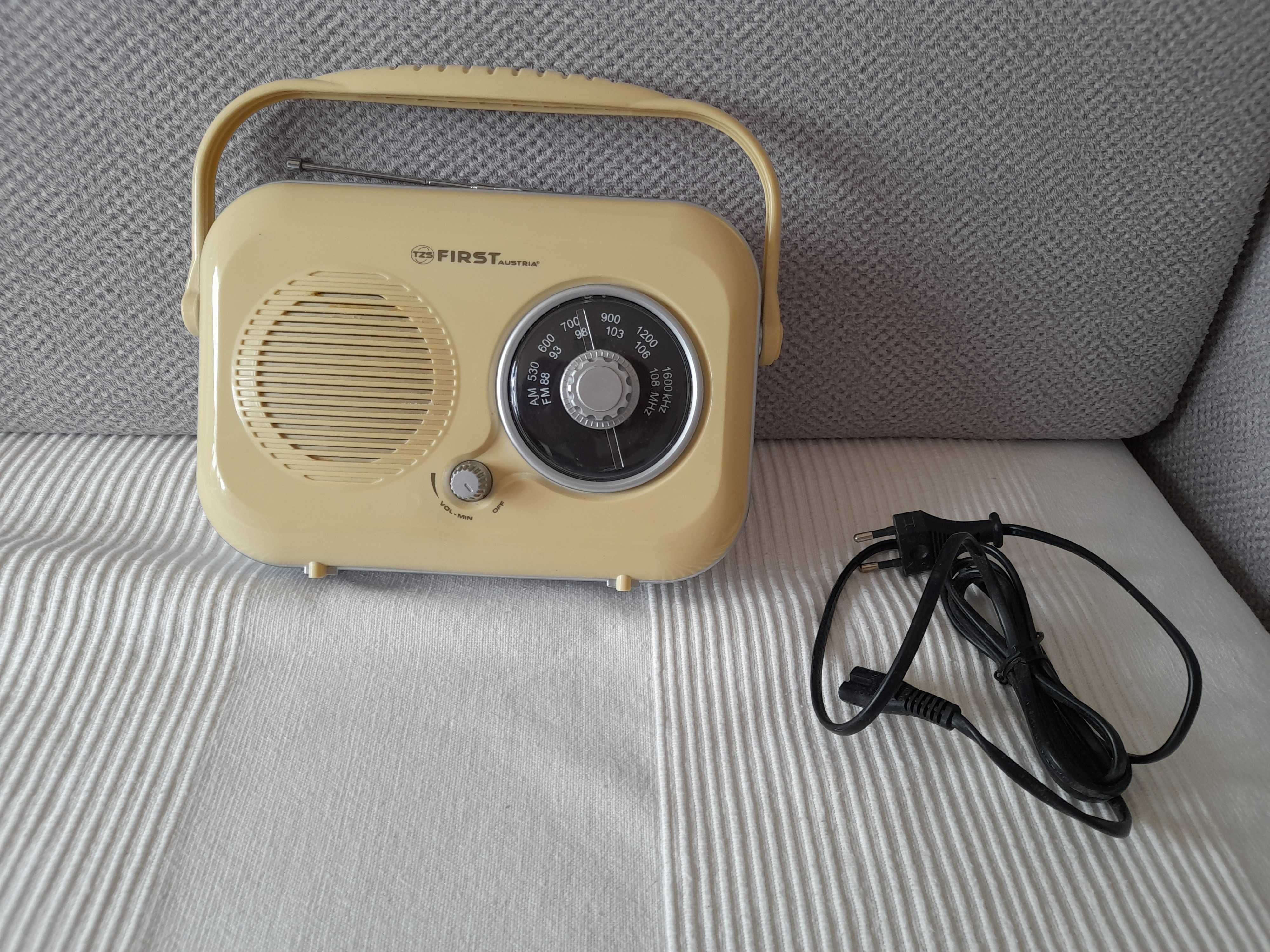 Kremowe radio stylizowane na retro TZS First Austria