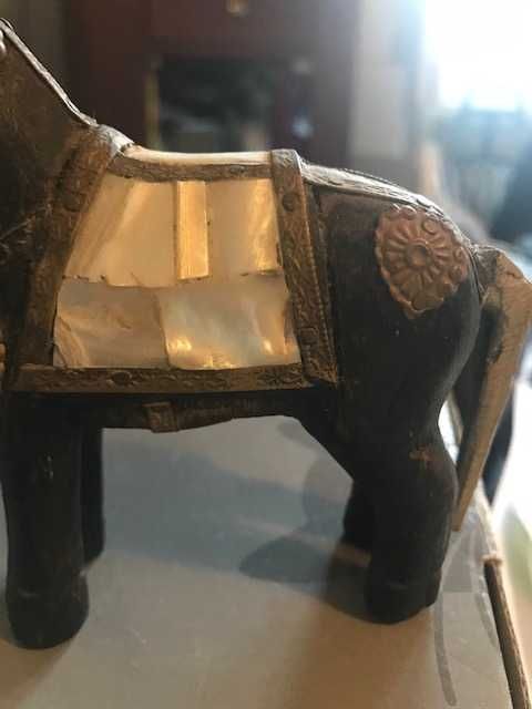 Cavalo em madeira com aplicações em ferro e madre perola