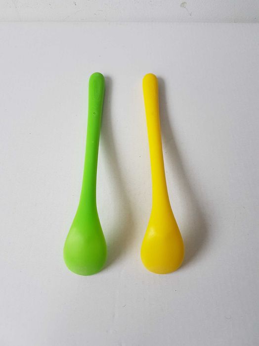 Plastikowy talerzyk i miseczka owady biedronka pająk pszczółka