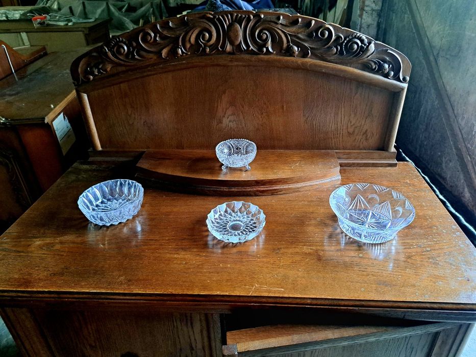 Kredens dębowy z wysuwanym blatem