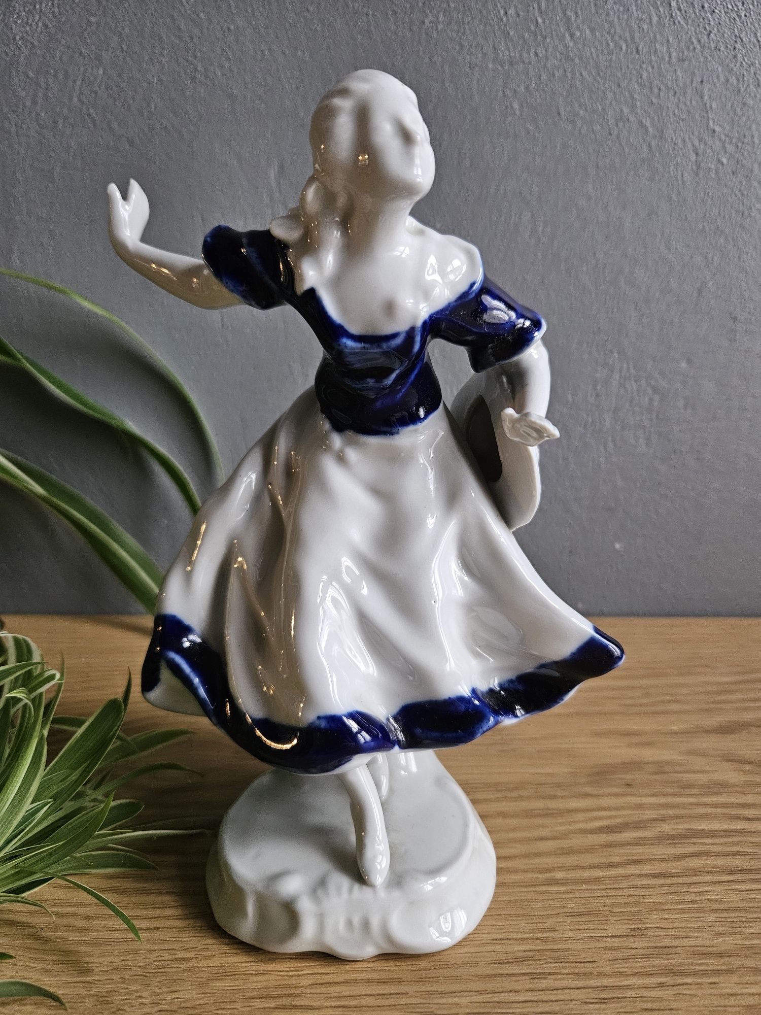Porcelanowa figurka dama z kapeluszem tancerka Dikolenko