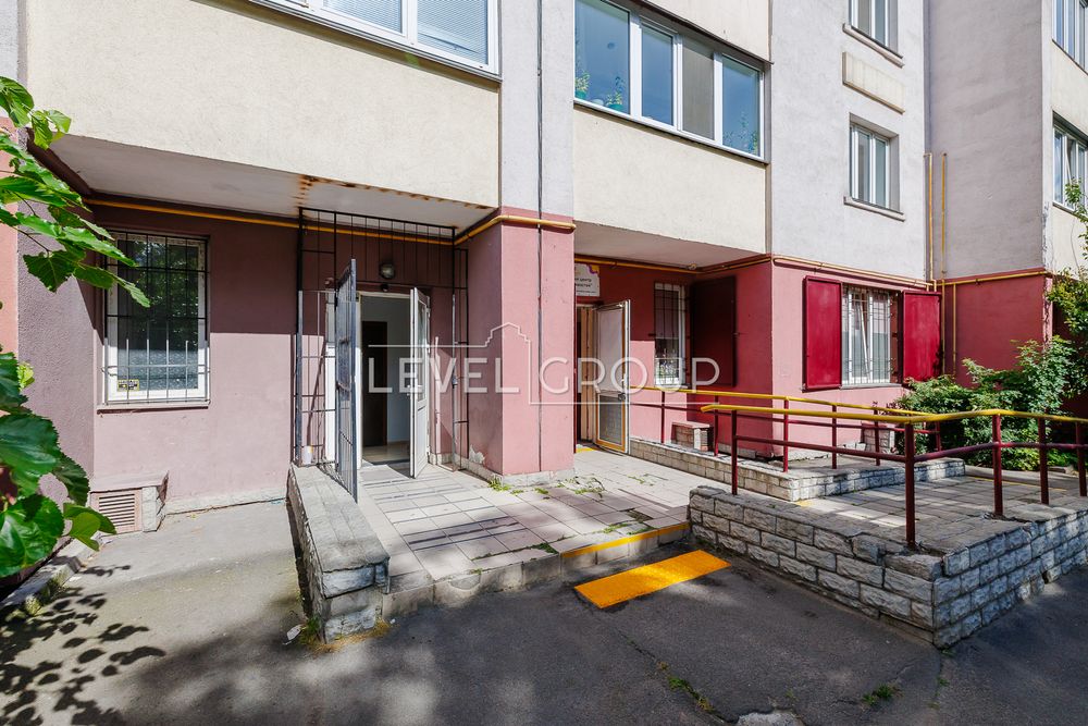 Продаж фасадного комерційного приміщення з орендарями, Подільський р-н