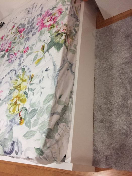 Cama solteiro nova lacada com estrado.Medida 1.05/1.90