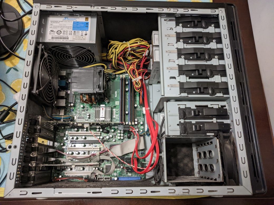 2 Servidores com gavetas CRU Dataport e monitor NEC