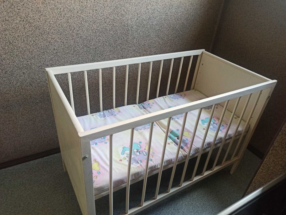 Solidne łóżeczko dla dziecka, drewniane, składane