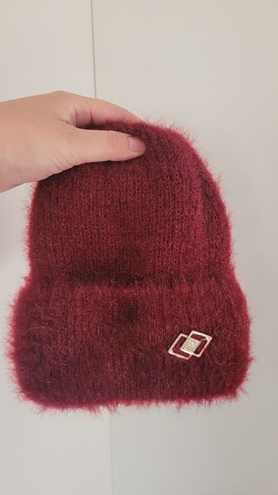 Bordowa czapka miękka cudowna z ozdobą
