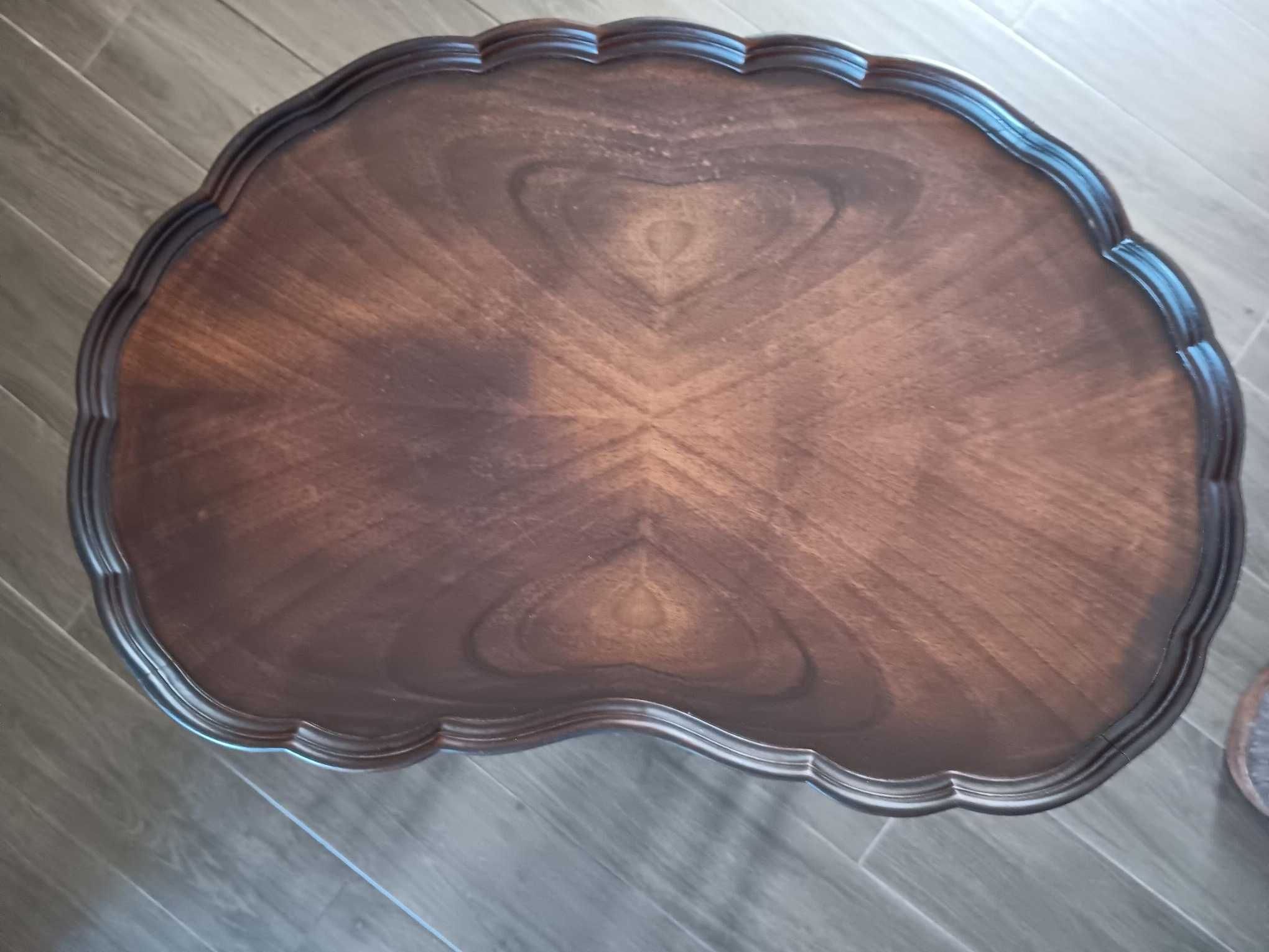 Mesa em Nogueira estilo "Chippendale" de finais dos anos 70