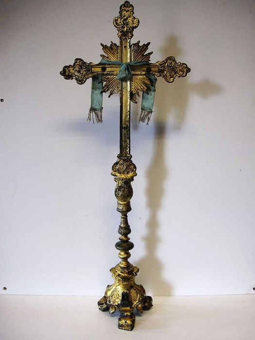 raro antigo crucifixo em antimônio/estíbio dourado