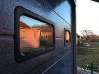 Секційні ворота в гараж з вбудованими вікнами (акрилове скління воріт)