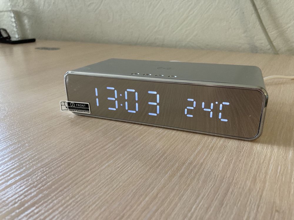 Часы будильник с беспроводной зарядкой