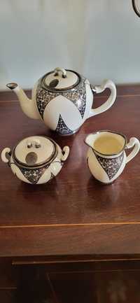 Serviço de chá em porcelana com incrustações em prata