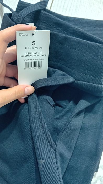 Nowe! Oryginalne 4F joggery męskie czarne rozmiar S (258)