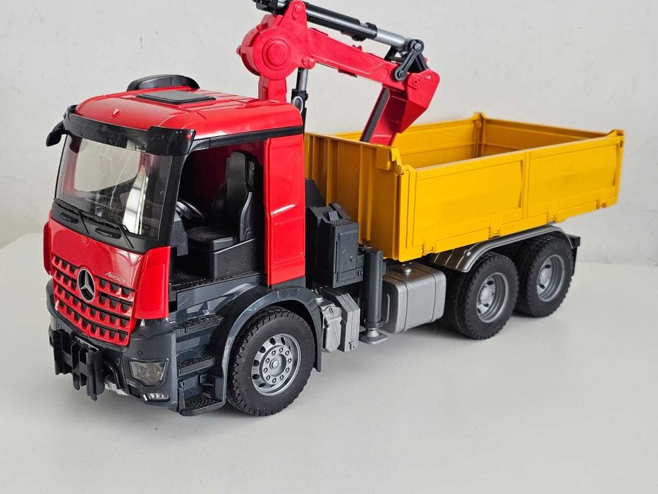 Bruder 03651 Mercedes-Benz Arocs wywrotka z żurawiem