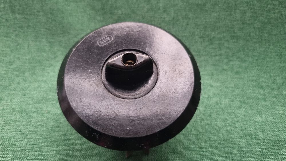 Kontakty ebonitowe podtynkowe.