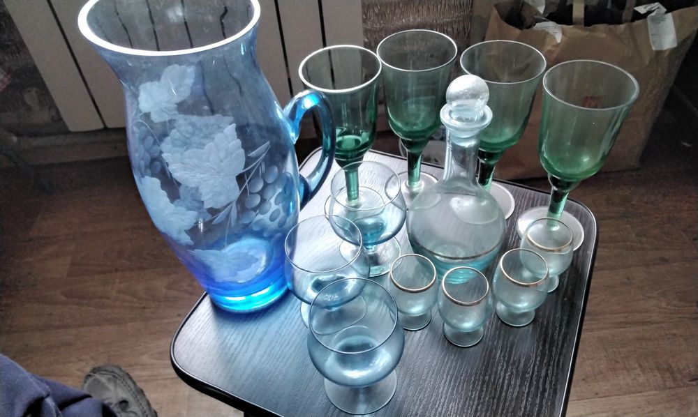 Різний посуд бокали, кувшин, рюмашкі