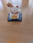 Gato da sorte chinês. A energia solar