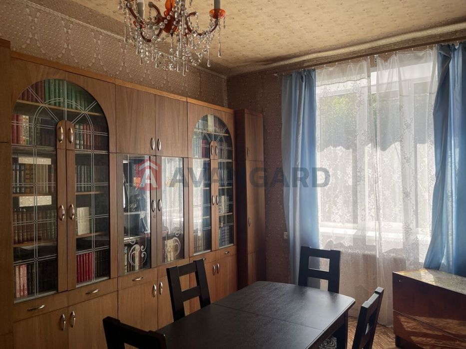 Продаємо трикімнатну повнометражну сталінку в р-ні пл.Фестивальної.