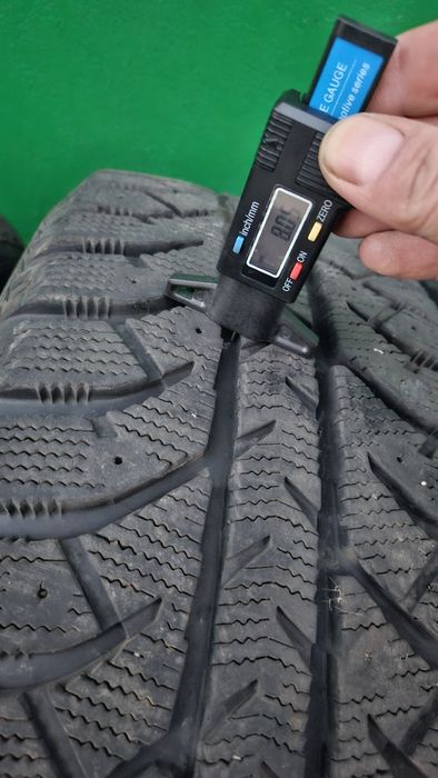 Зимові шини Bridgestone Ice Cruiser 7000 (215/60R16 95T)