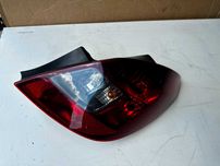 Lampa prawa tylna Opel Corsa D ciemna prawy tył