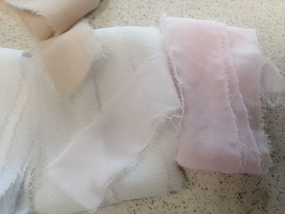 Wstążka szyfonowa ręcznie rwana 17 sztuk.