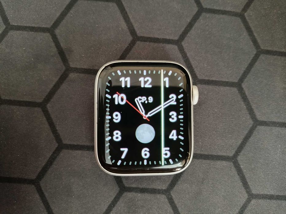 Apple Watch 5 Nike - 44mm  АКБ 100% - полоса на екрані