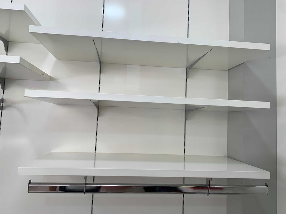 prateleiras com respetivo suporte