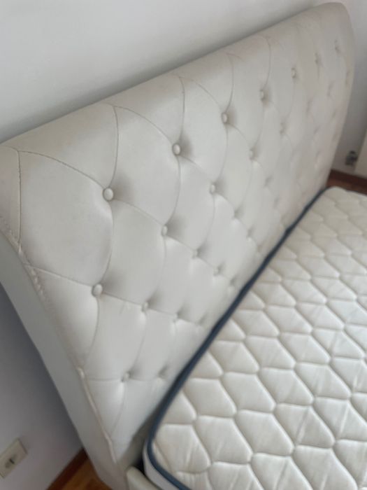 Cama casal impecável