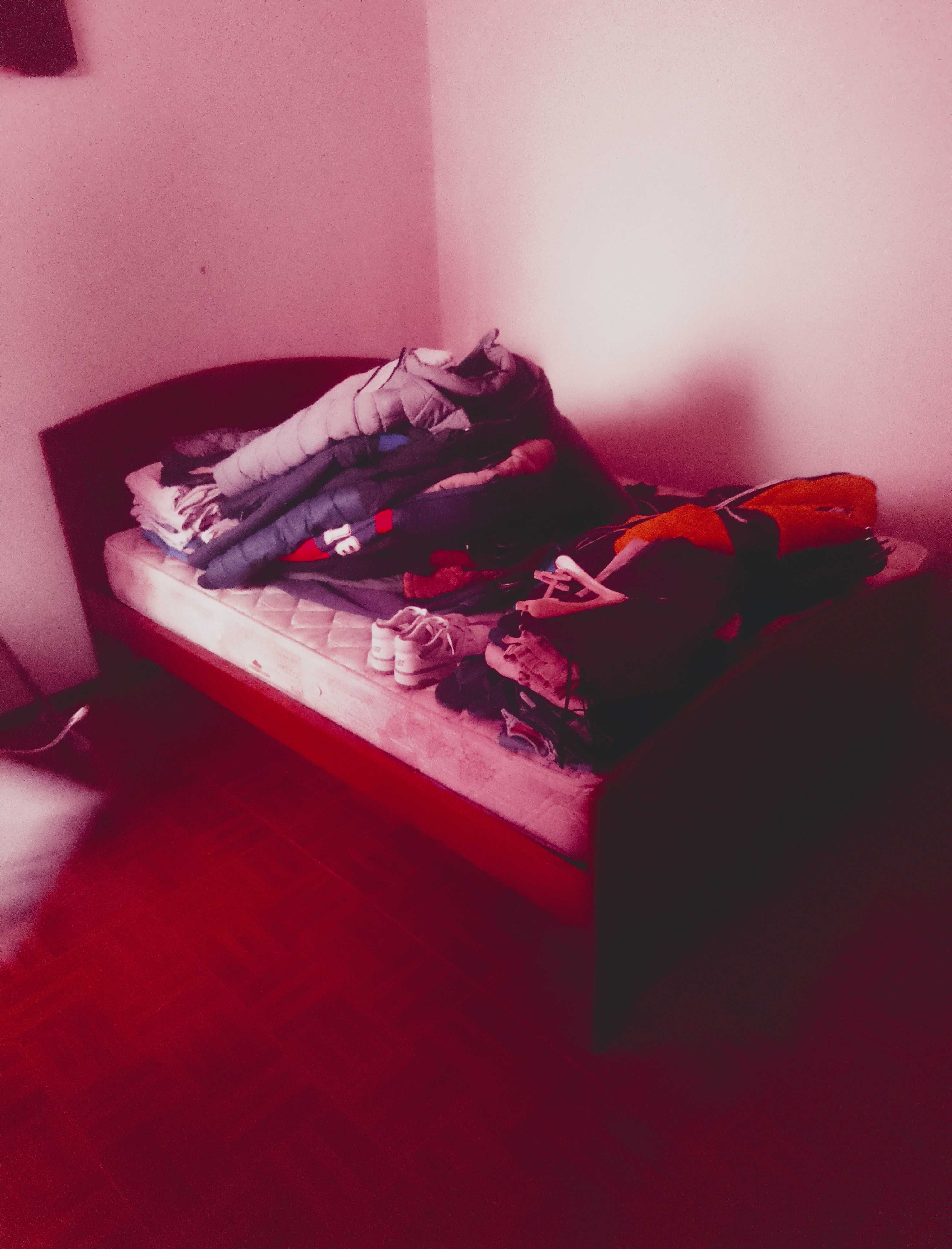 Cama, sofá e mesa de cozinha em pedra