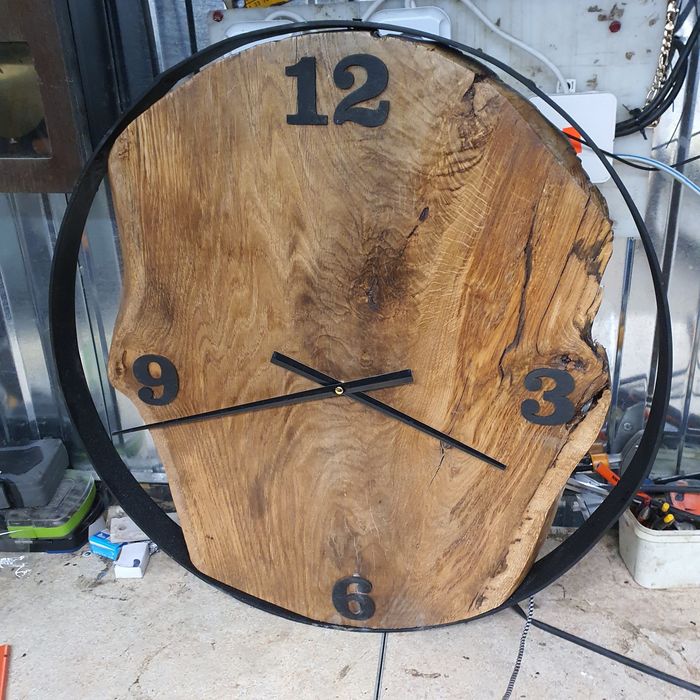 Zegar dębowy wiszacy duży.