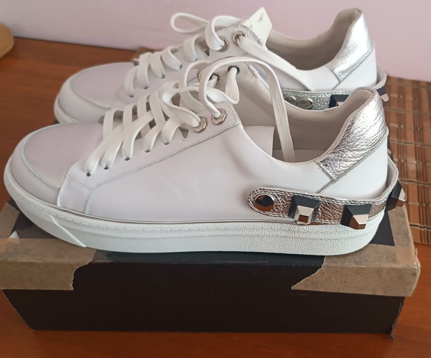 Жіноче взуття кросівки