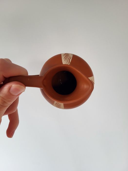 Gliniany mlecznik dzbanek