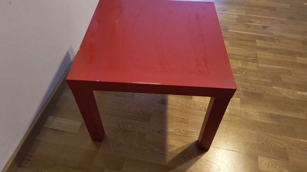 czerwony stolik dla dzieci