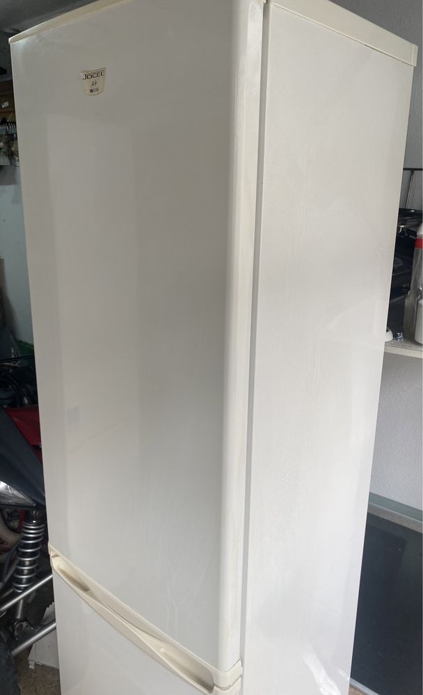 Frigorífico combinado jocel A+ ótimo funcionamento ( entrega incluída)