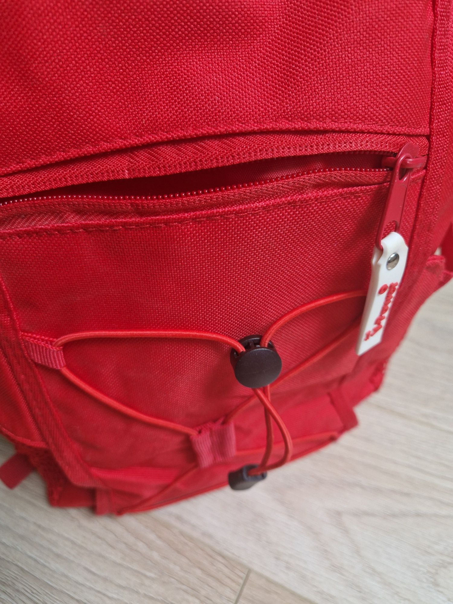 Plecak czerwony średniej wielkości na wycieczkę/mały bagaż podręczny