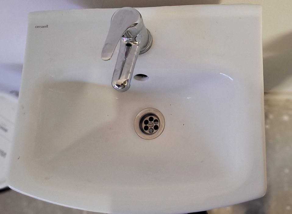 Szafka łazienkowa z umywalką i baterią