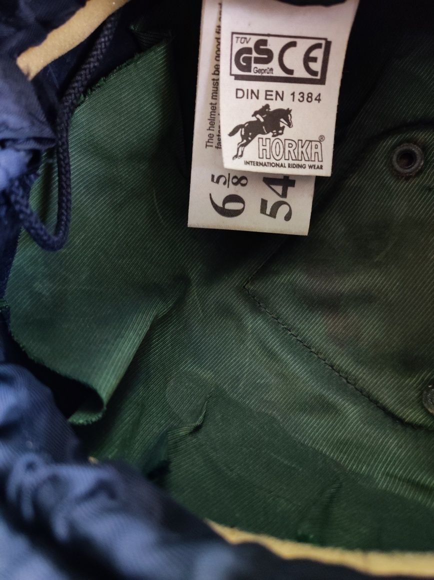 Używany kask jeździecki.