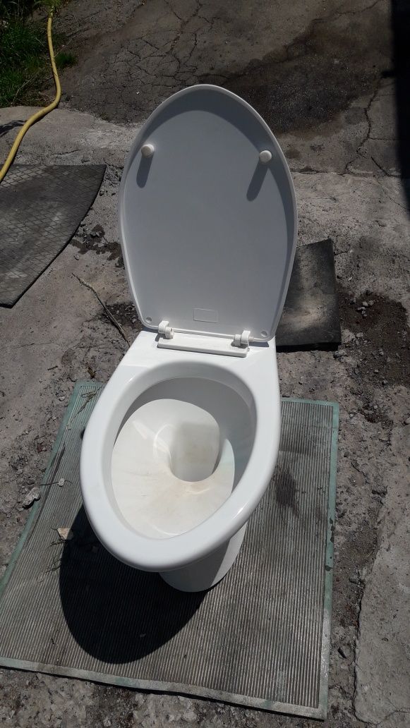 Продам бу инитаз, рукомойник,шланги с лейками длядуша.