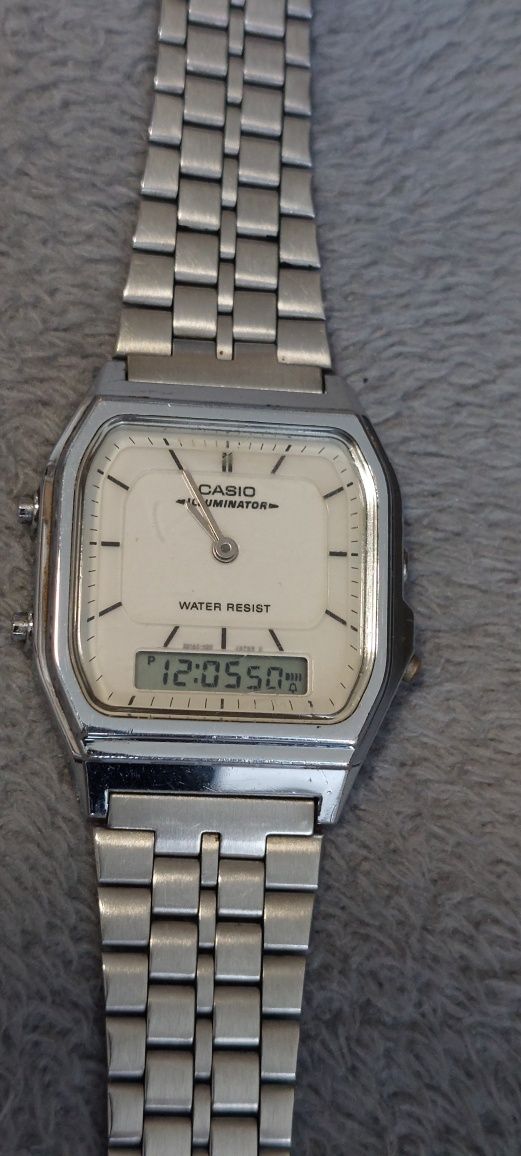 Zegarek  Casio na bransolecie