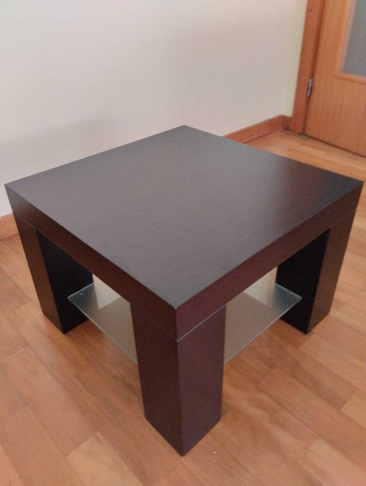 Mesa quadrada de madeira cor venge com vidro fosco
