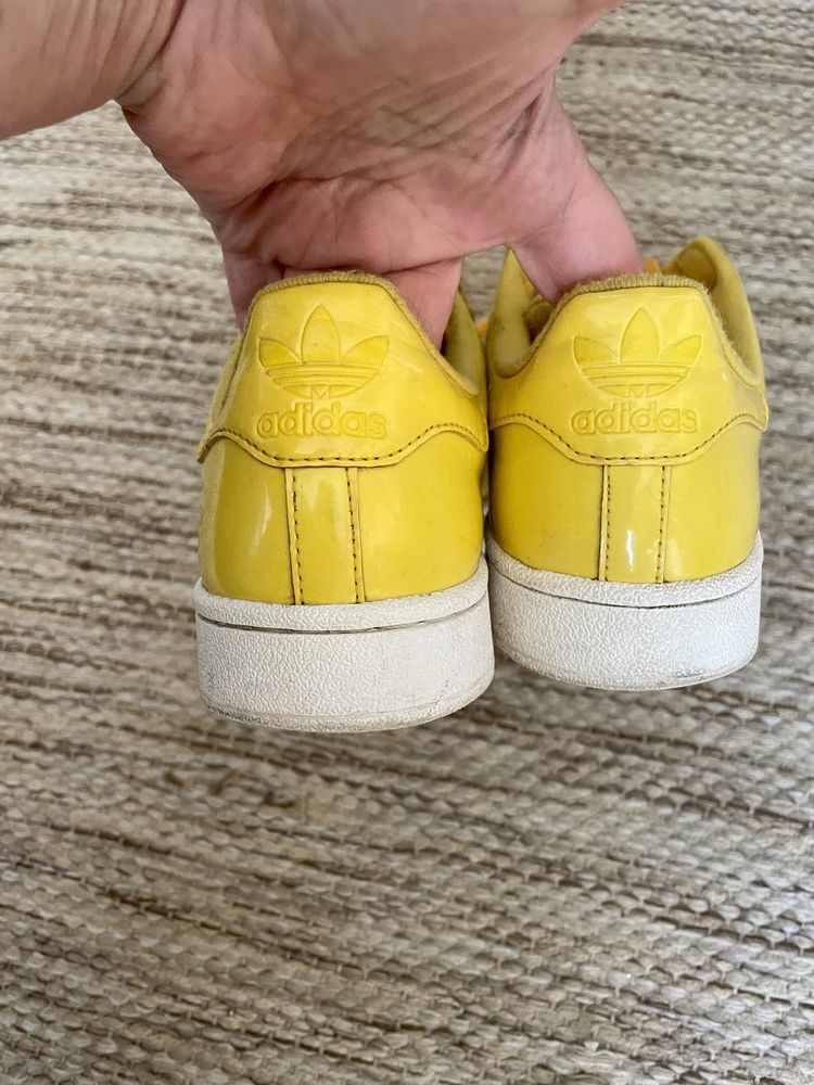 Sapatilhas adidas smith amarelas em bom estado