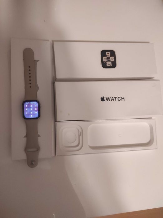 Apple Watch SE (2. generacja) 40mm GPS – Starlight