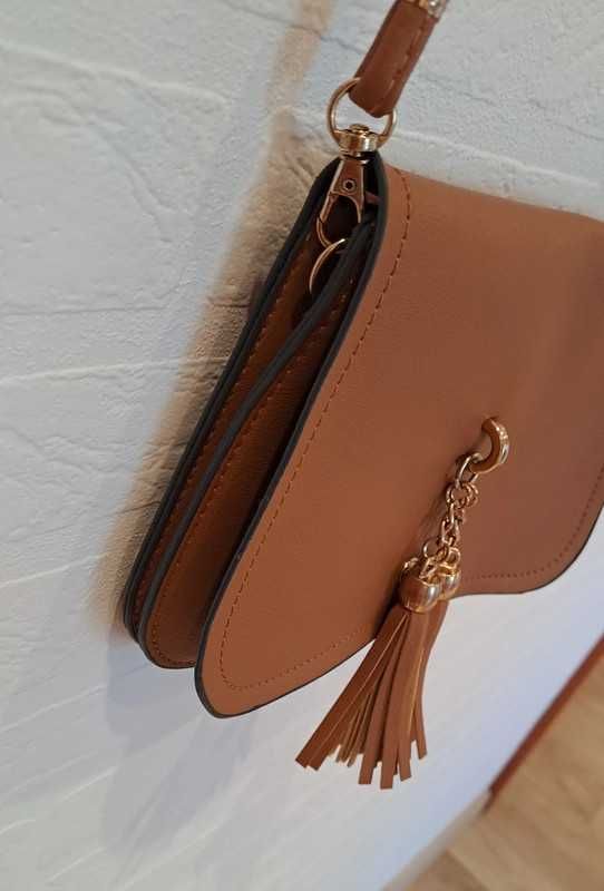 Brązowa mała torebka crossbody przez ramię z paskiem i łańcuszkiem