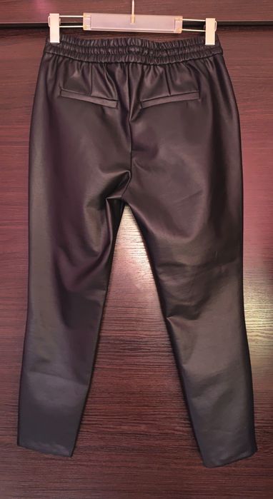 Czarne spodnie damskie woskowane rozm M/32 Vero Moda