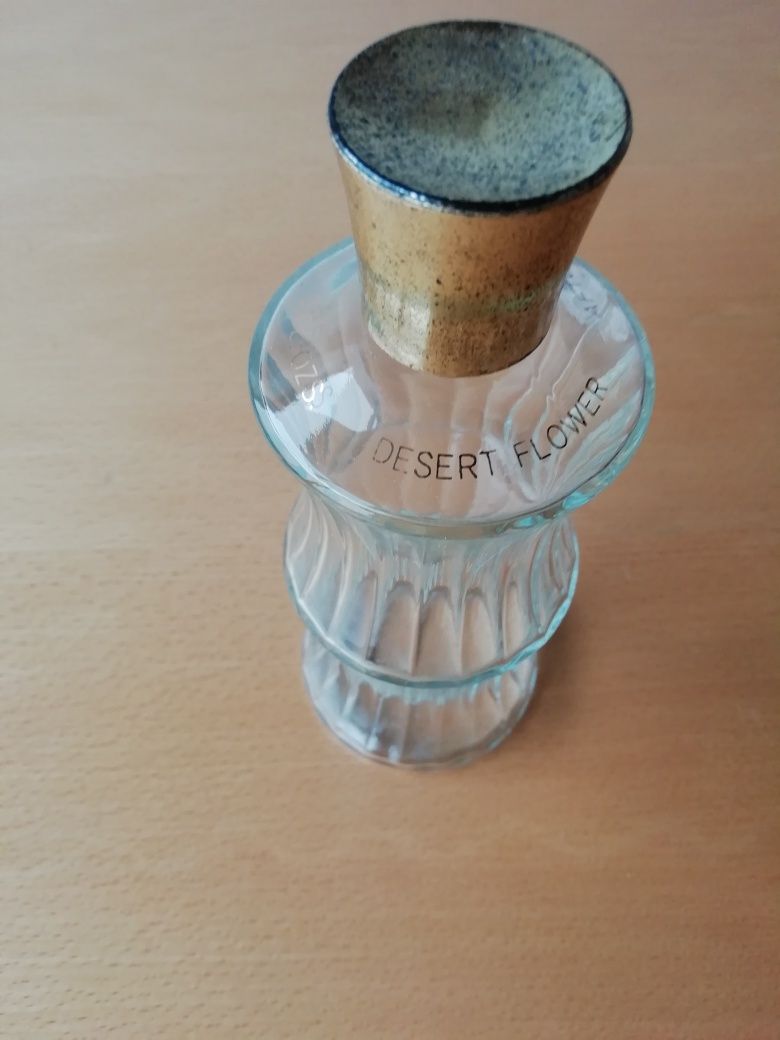 Conjunto de frascos de perfume usados.