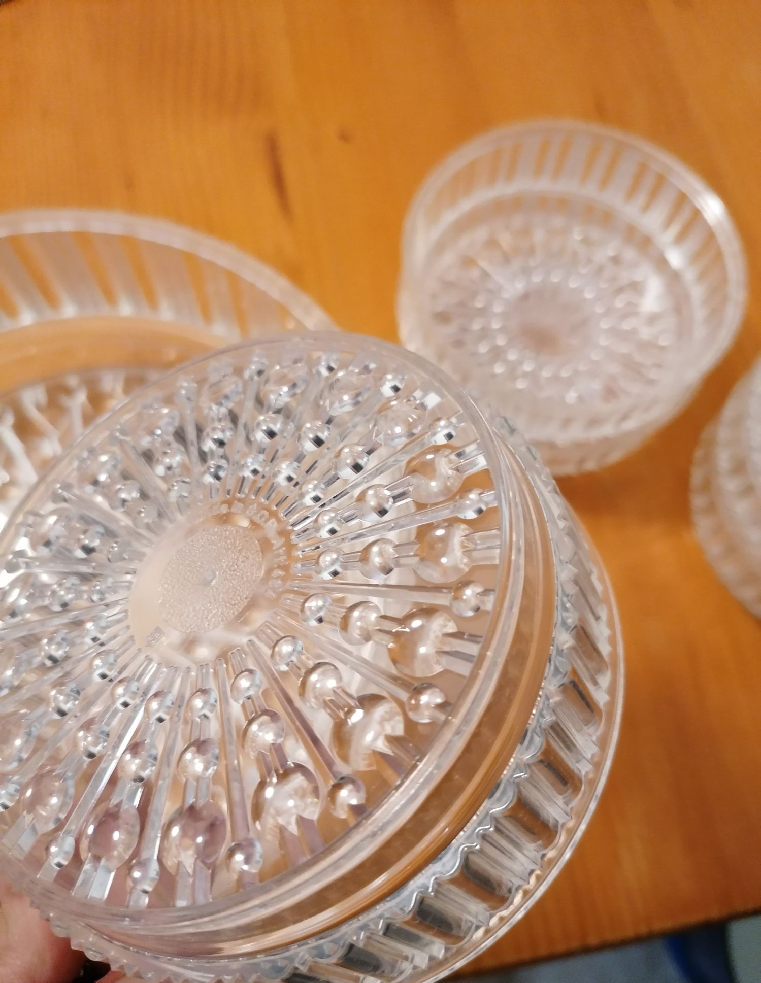 Miseczki pojemniki plastikowe