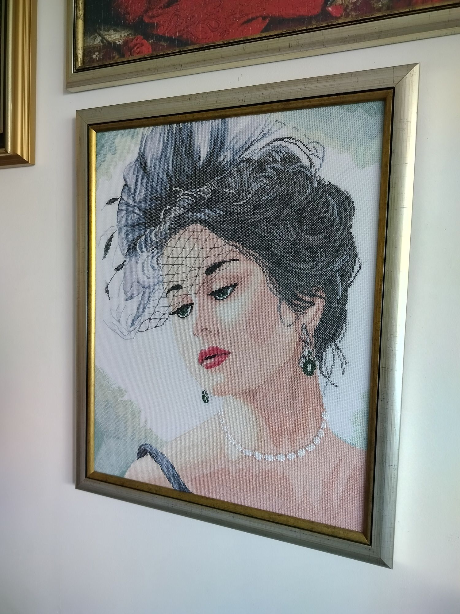 Kobieta w eleganckim kapeluszu