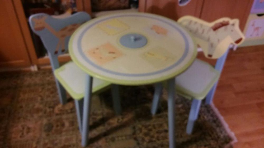 Mesa e duas cadeiras de criança