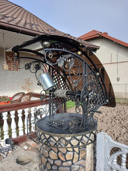 Дашок. Верх на криницю. Кований верх на криницю