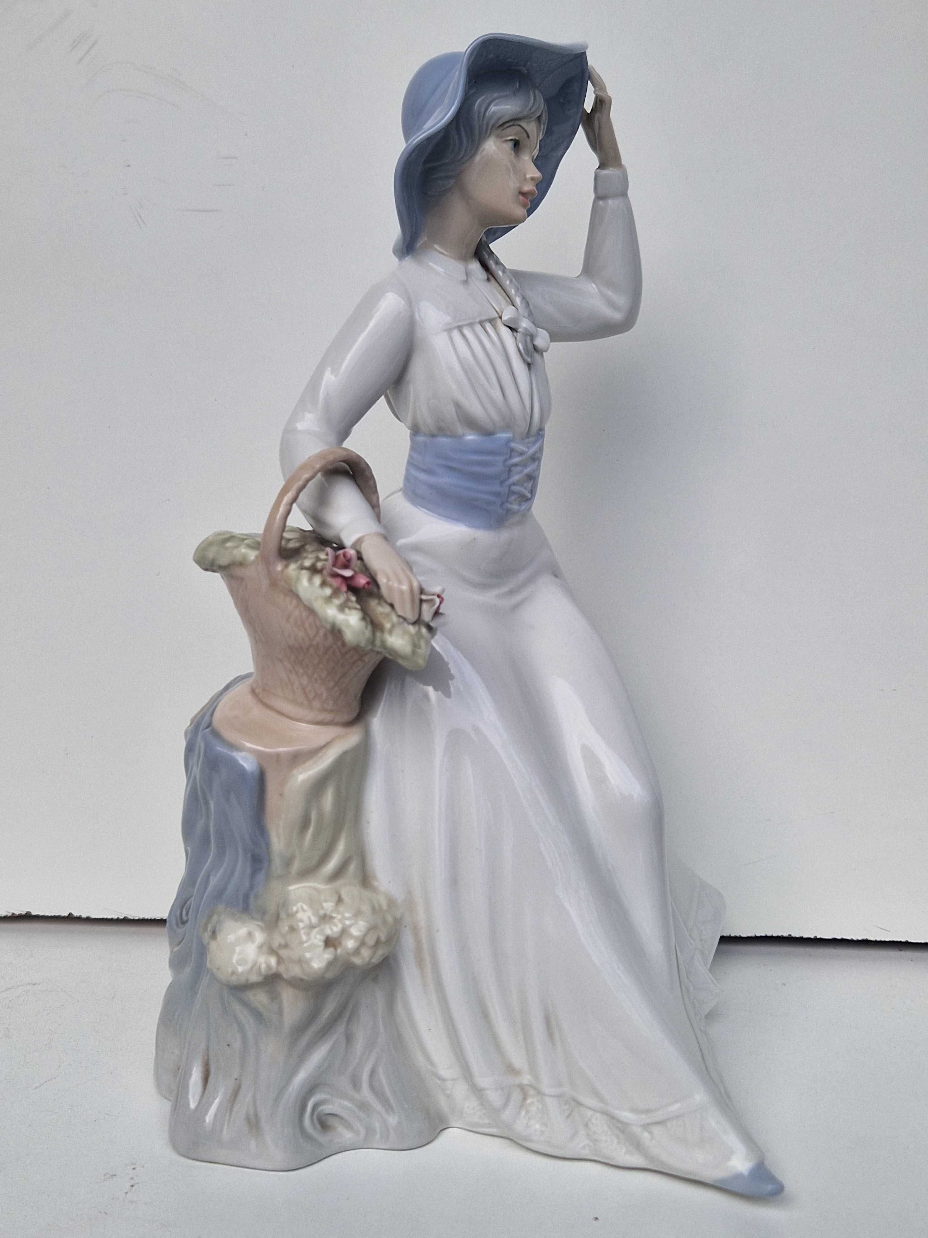 Porcelana  figurka wys 31 cm