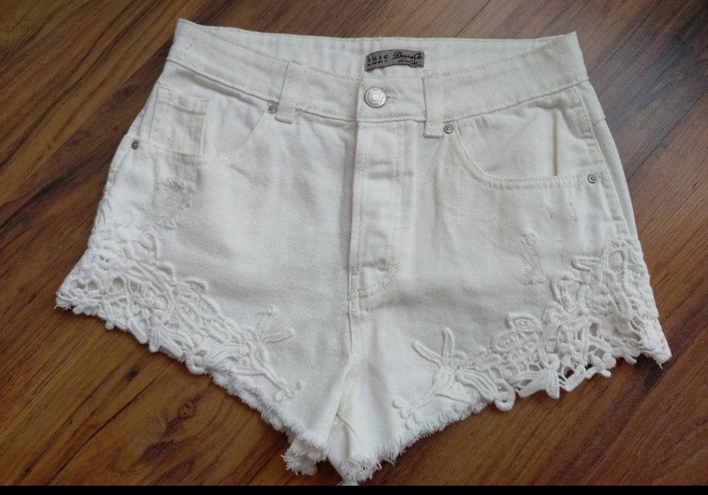 Śliczne białe jeansowe spodenki